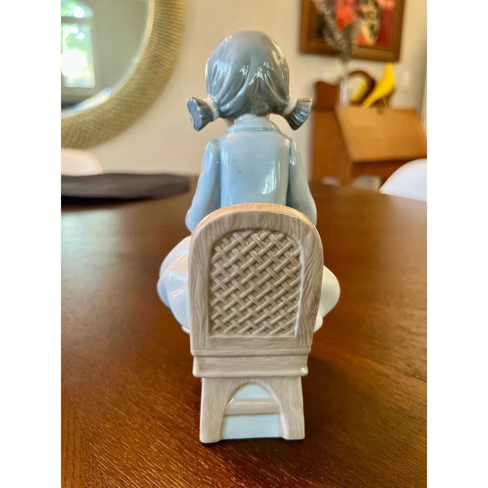 Vintage 1990 NAO Lladró Girl Sewing Embroidering Porcelain Figurine Spain 1130